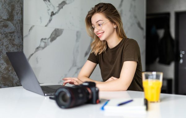 fotografa-de-uma-jovem-e-bonita-mulher-trabalhando-em-casa-em-um-laptop