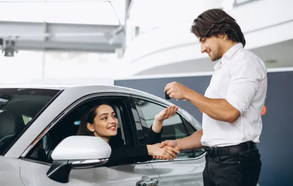 mulher-falando-com-macho-seleciona-pessoa-em-uma-sala-de-exposicoes-de-carros